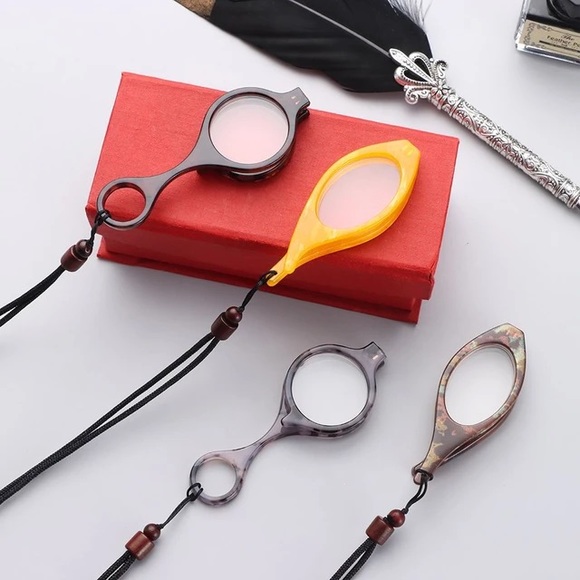 Accessories - Reading glasses magnifying pendant necklace